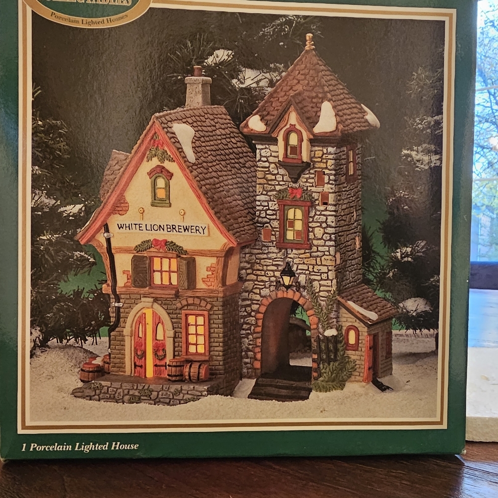 Dickens Collectable from 1998 -Holiday Village